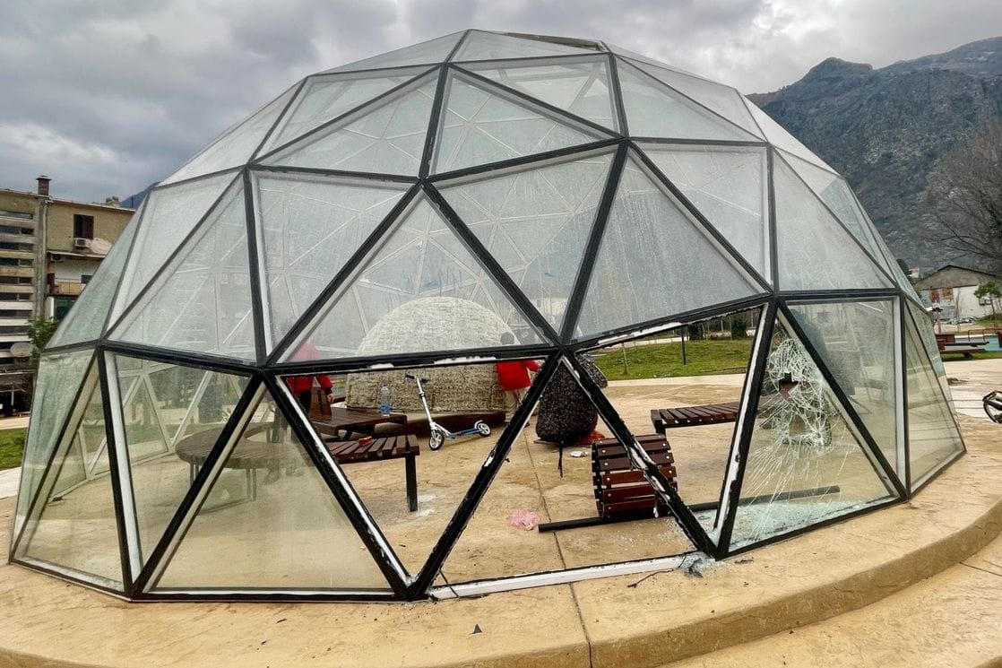 Polomljeno sedam velikih stakala na kupoli u novom Velikom gradskom parku (Foto: RRadio Kotor)