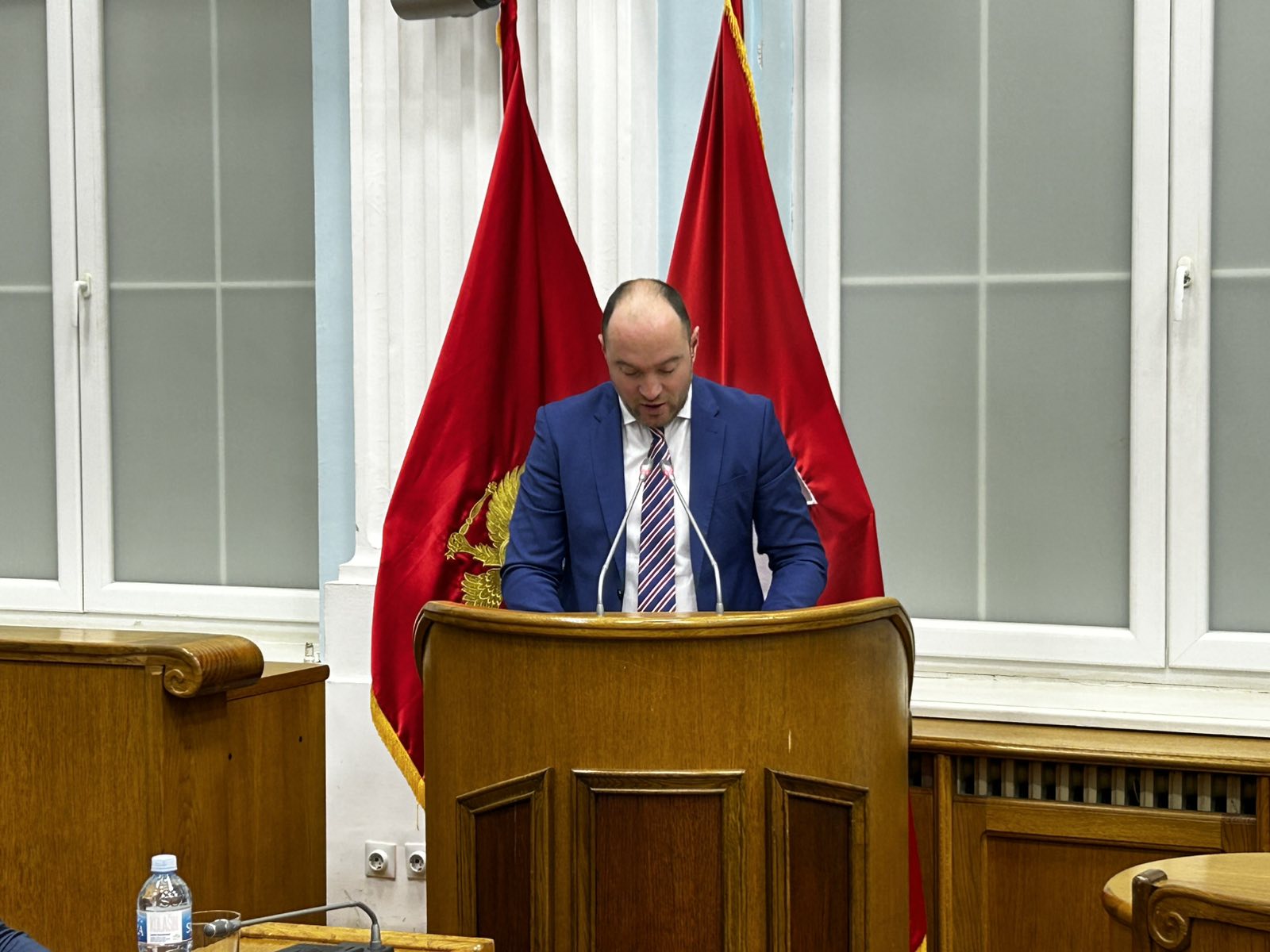 Mirko Stanić čita zaključke lokalnog parlamenta