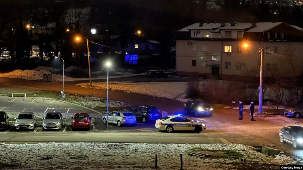 Policijsko vozilo na parkingu ispred restorana "Stara Ada" u Banjaluci, 11. januar 2025. (Foto: RSE/Courtesy Image)