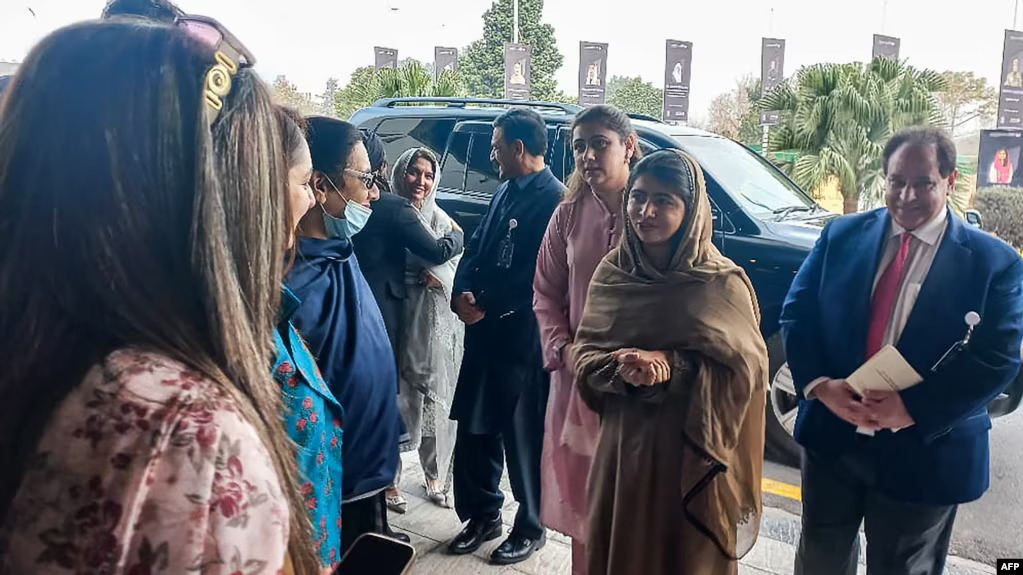 Aktivistkinja za ljudska prava Malala Jusafzai stiže na sesiju samita o obrazovanju djevojčica u Islamabadu 11. januara 2025. (Foto: AFP)