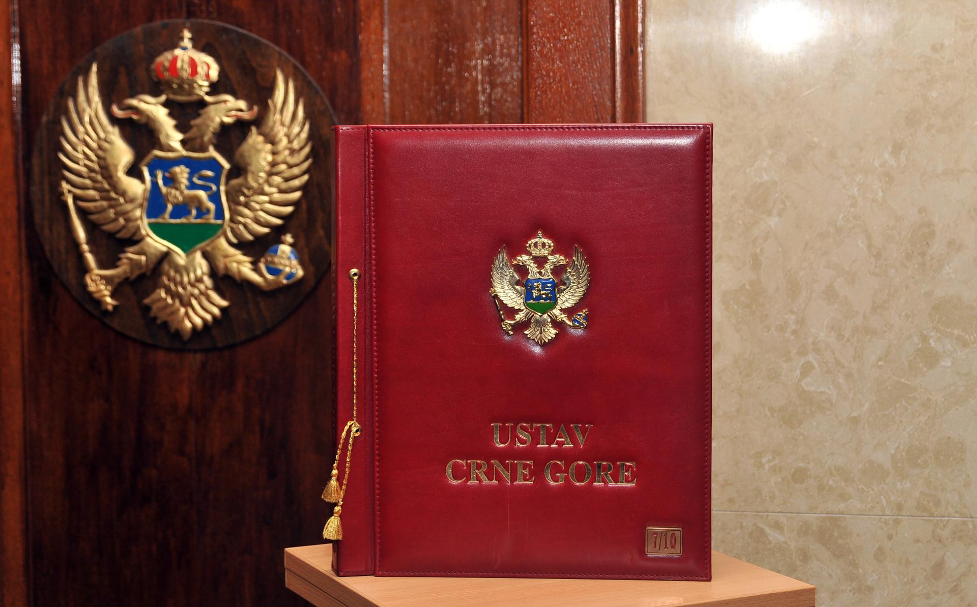 NEOBAVEZUJUĆI AKT ZA SDT I PARLAMENTARNU VEĆINU: Ustav Crne Gore