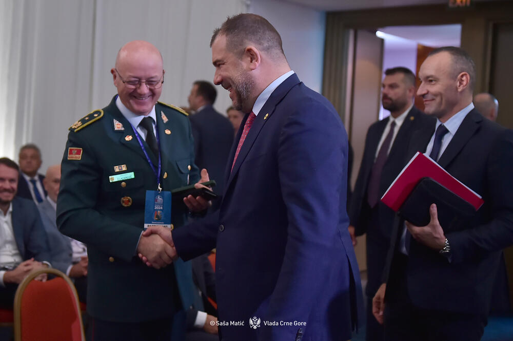 LAŽNI OSMJESI: Lazarević i Krapović