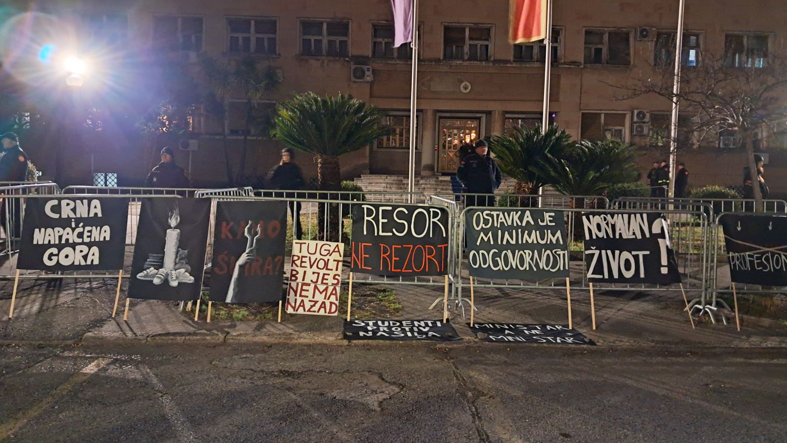 Večeras ispred MUP-a