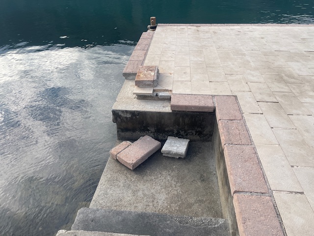 Dio ploča se nalazi pored stepeništa (Foto: Radio Kotor)
