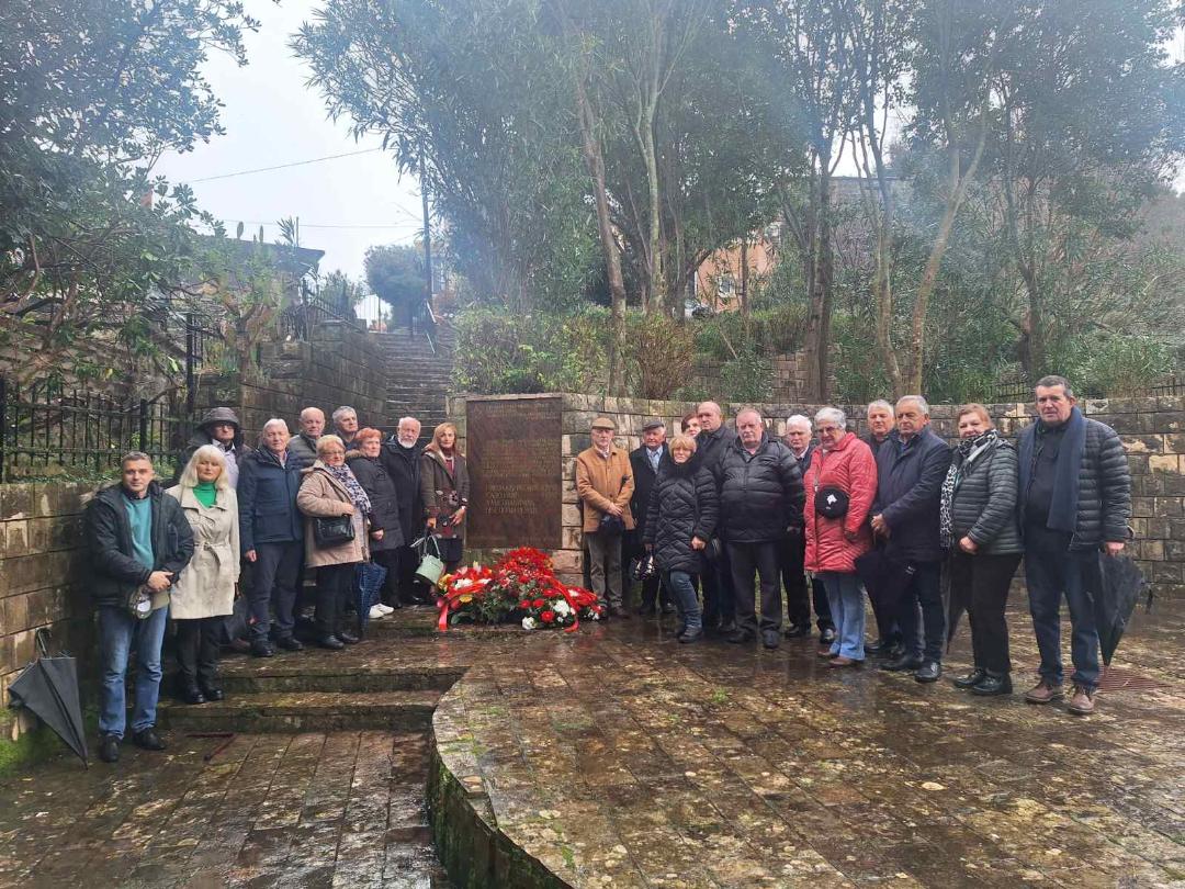 JER MI NEMAMO KAMO ODAVDE DANAS, A KAMO LI SJUTRA: Antifašisti/kinje položili cvijeće na spomen obilježju na Savini