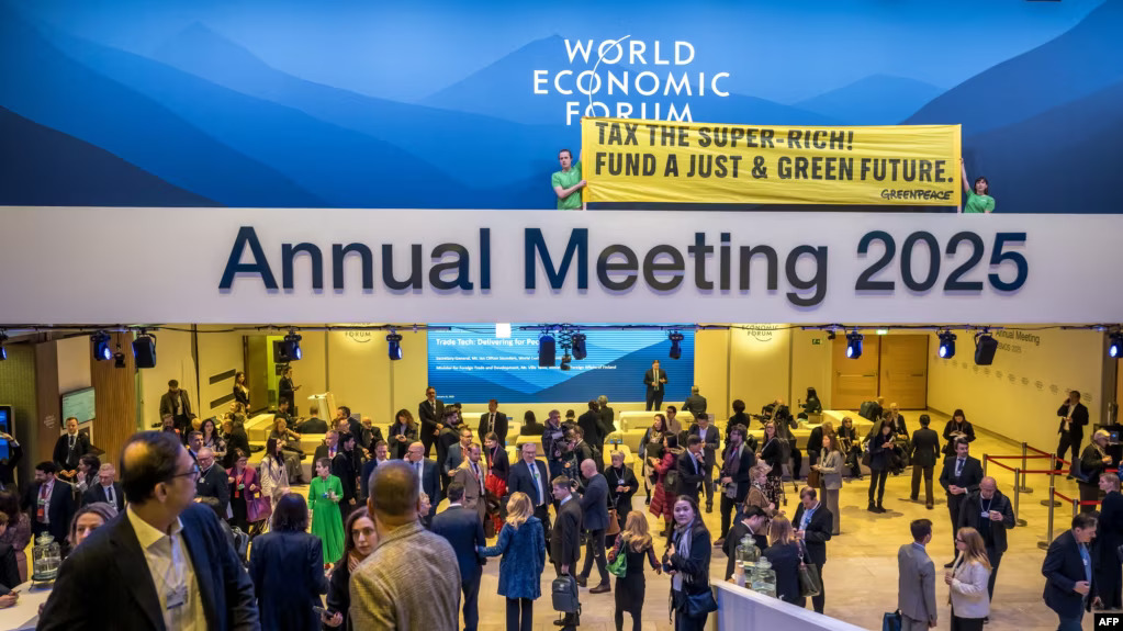 Aktivisti Grinpisa tokom Svjetskog ekonomskog foruma u Davosu razvili natpis "Oporezujte superbogate. Finansirajte pravednu i zelenu budućnost", 21. januar 2025. (Foto: AFP)