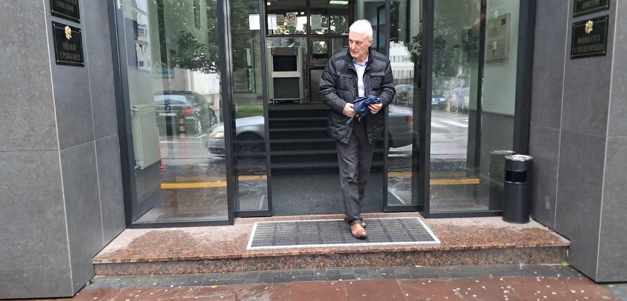Slavko Stojanović izlazi iz zgrade Višeg suda u Podgorici (Foto: Portal ETV/Marija Žižić)