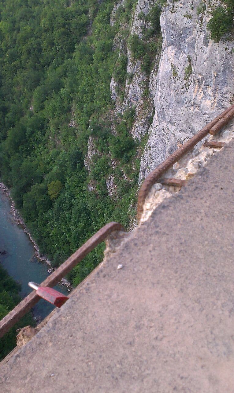 MOST NIJE REKONSTRUISAN TRI DECENIJE: Vidljiva brojna oštećenja