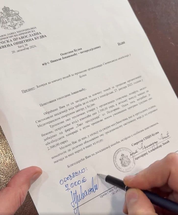 Jovanović potpisuje donaciju (Foto: Fejsbuk - stop kadar)