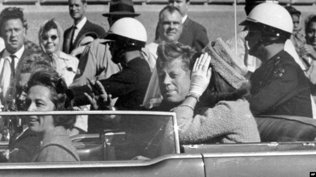 Predsjednik Džon F. Kenedi maše iz svog automobila u povorci otprilike minut prije nego što je ubijen 22. novembra 1963. u Dalasu (Foto: AP)
