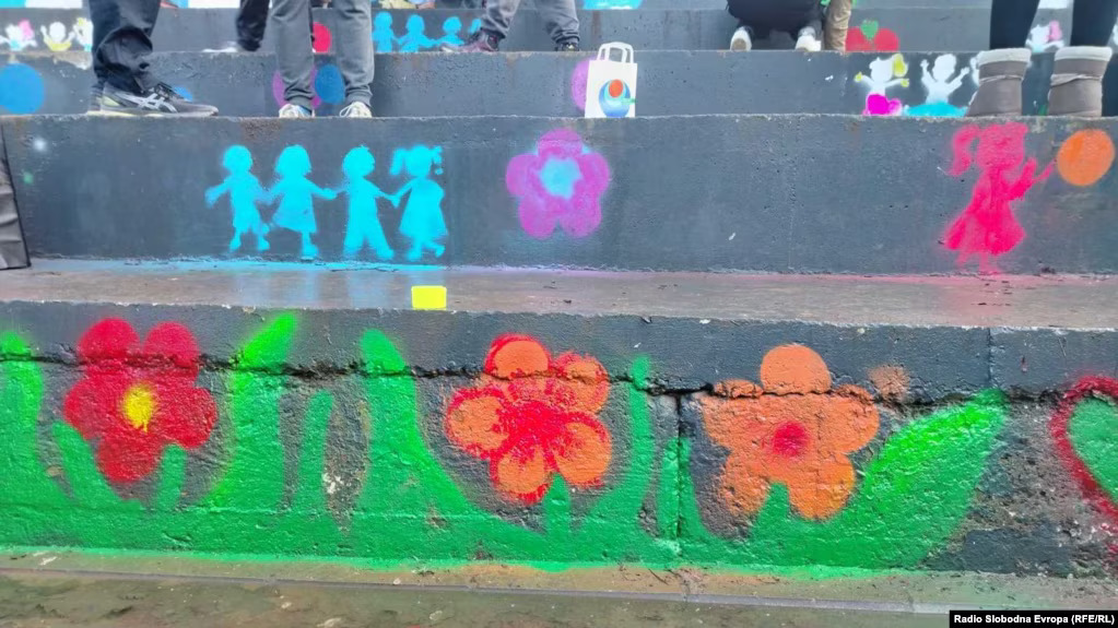 Srcima, listićima i cvijećem protiv šake sa podignutim srednjim prstom, Beograd, 25. januara 2025. (Foto: Radio Slobodna Evropa)