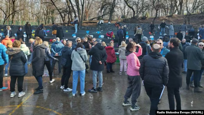 Roditelji i zaposleni u dvorištu škole na Banovom Brdu, Beograd, 25. januara 2025.