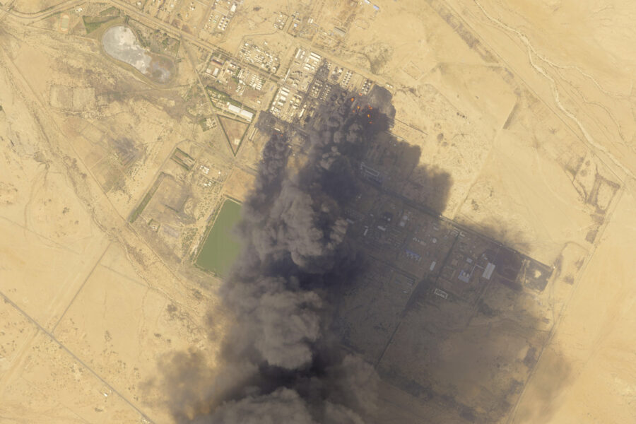 Crni oblak nad naftnom rafinerijom u Sudanu (Foto: Planet Labs PBC via AP)