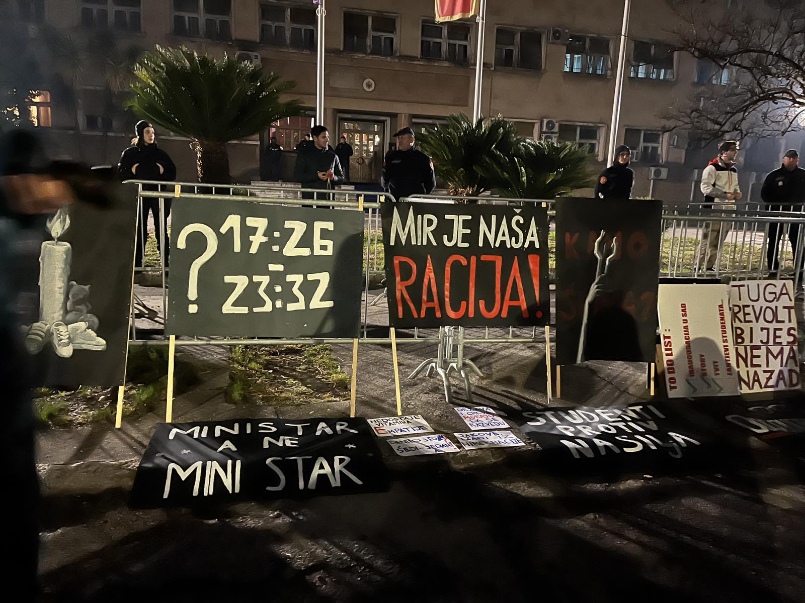 Protest ispred MUP-a