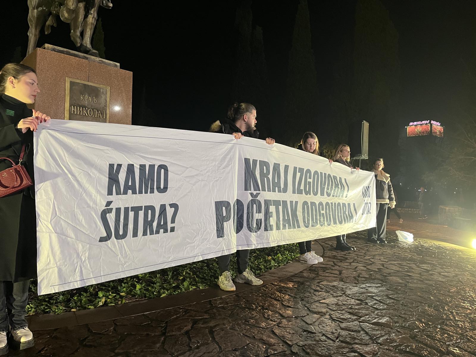 Transparent ispred Skupštine Crne Gore