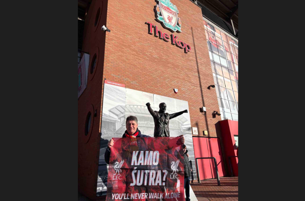 Miodrag Strugar sa transparentom "Kamo śutra" (Foto: Antena M)