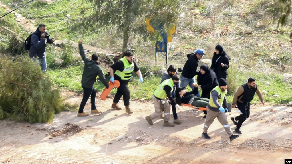 Spasioci nose povrijeđenu osobu u koju su upucali izraelski vojnici, južni Liban, 26. januara 2025. (Foto: AFP)