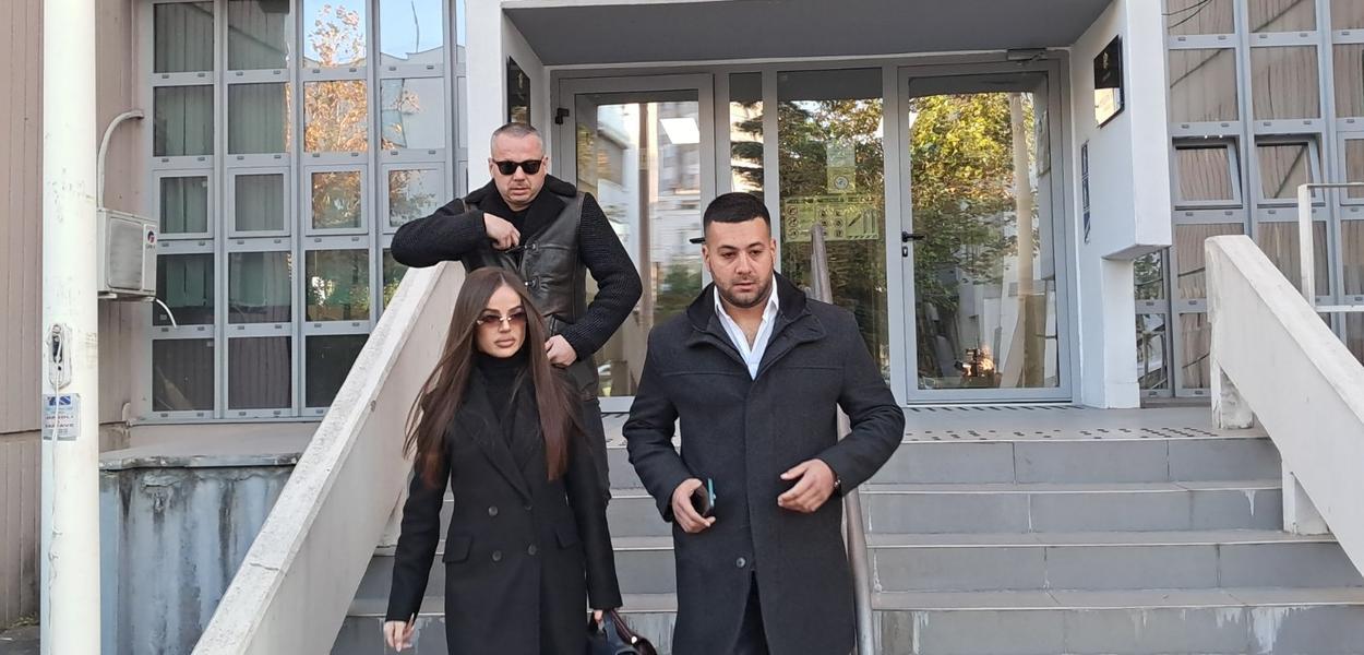 Optuženi Predrag Mirotić i Nikola Milačić u pratnji advokatice (Foto: Portal ETV/M.Ž.)