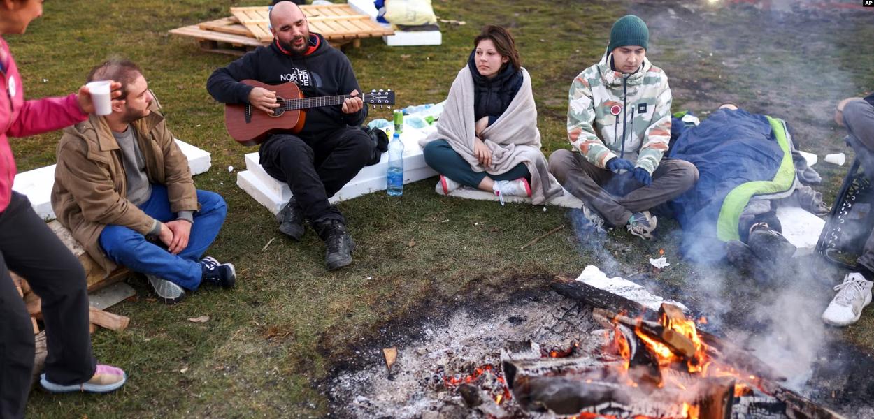 Beogradski studenti na putu ka Novom Sadu prespavali su na sportskom igralištu u Inđiji, 31. januar 2025. (Foto: AP)