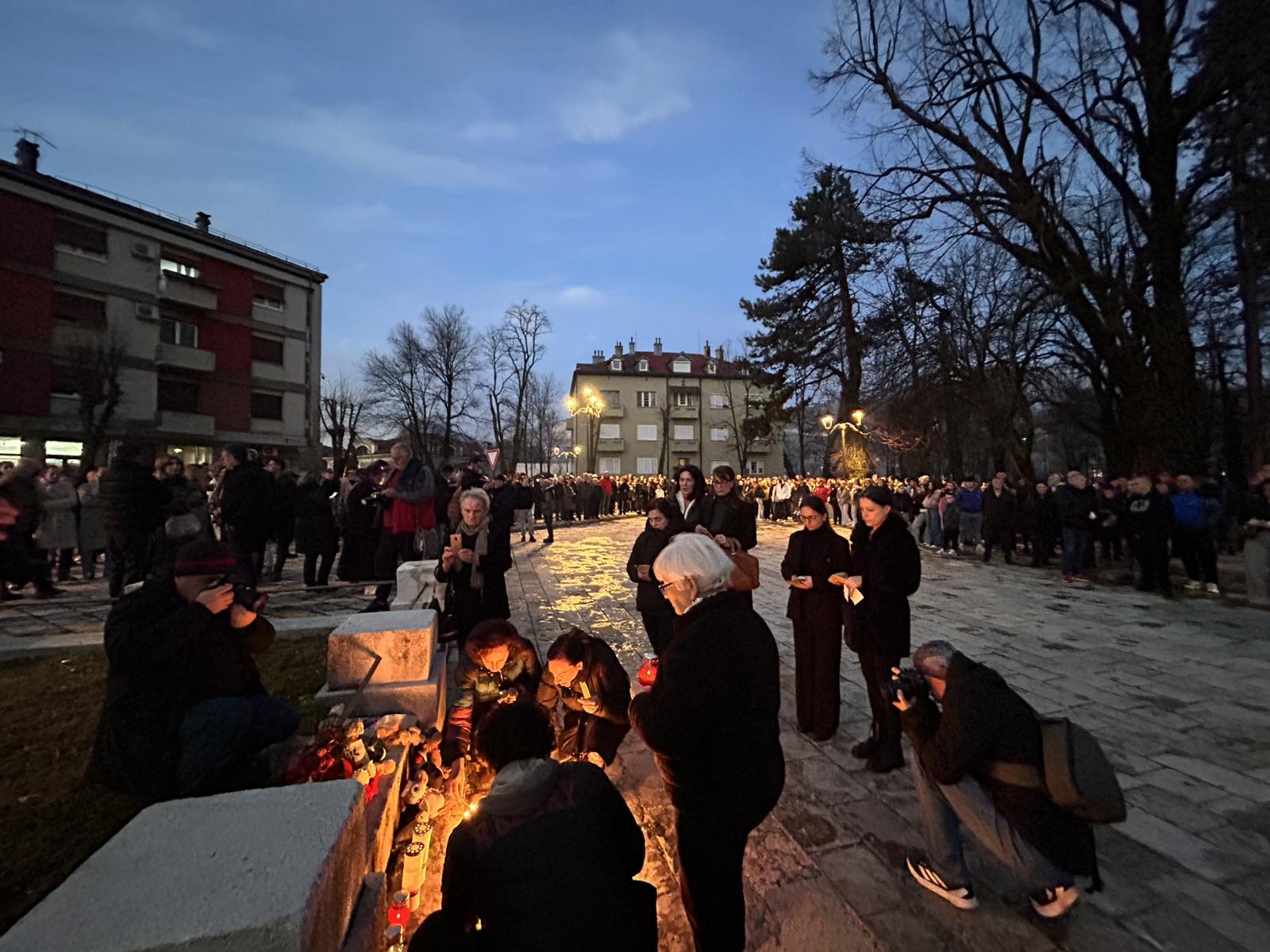 Građani pale svijeće kod Lovćenske vile