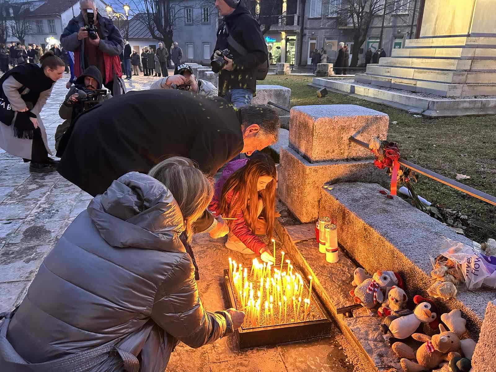 Građani pale svijeće kod Lovćenske vile