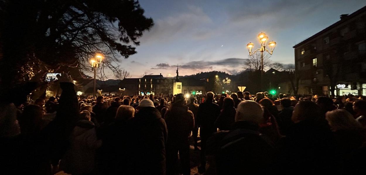 Okupljeni građani kod spomenika Lovćenska vila (Foto: Portal ETV/Duško Mihailović)