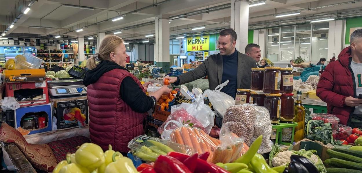 Spajić na podgoričkoj pijaci (Foto: Milojko Spajić - X)