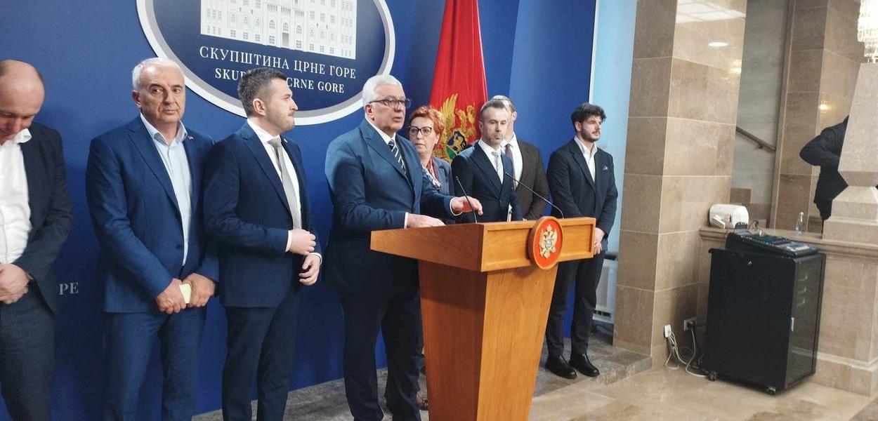 VOĐA EKIPE: Andrija Mandić na današnjoj konferenciji za medije 