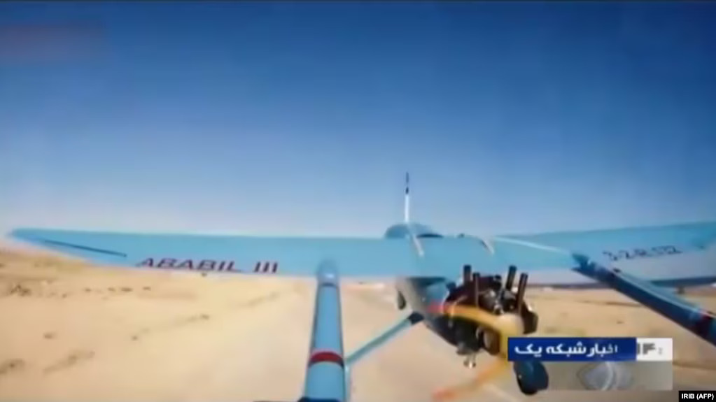 Slika preuzeta sa nedatiranog snimka koje je 28. aprila 2019. emitovala televizija Islamske Republike Iran (IRIB), prikazuje navodni dron Iranske revolucionarne garde, nazvan "Ababil III", kako polijeće sa nepoznate lokacije (Foto: IRIB/AFP)