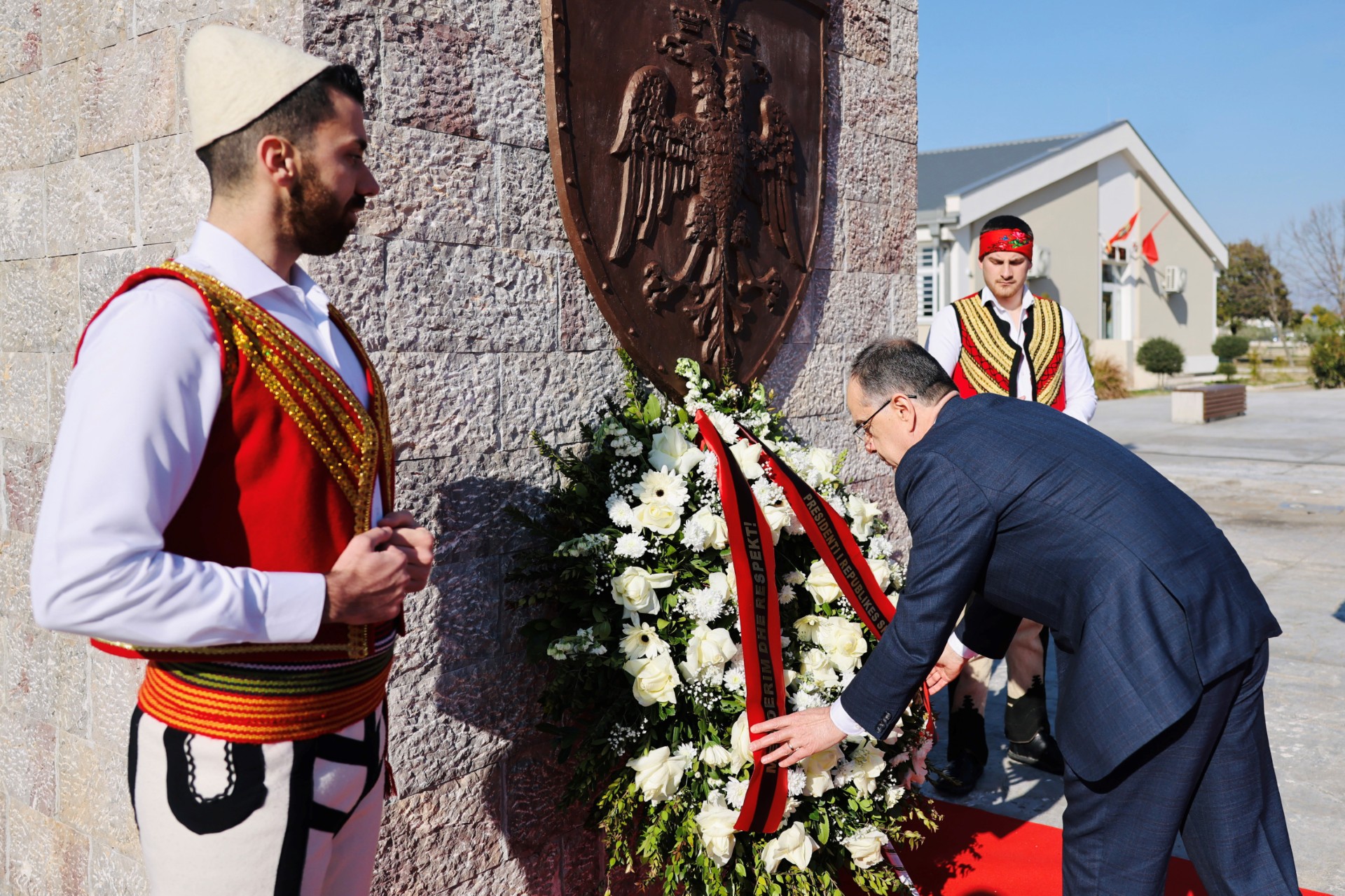 Begaj položio vijenac