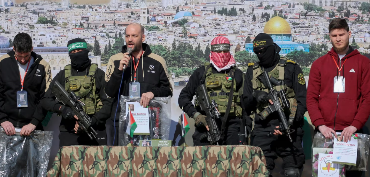 Maskirani Hamasovi militanti predali su tri izraelska taoca Crvenom krstu u Gazi 15. februara (Foto: AFP)