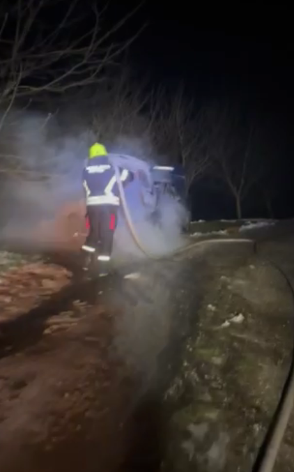 Vatrogasci gase požar na autu (Foto: RTCG - stop kadar)