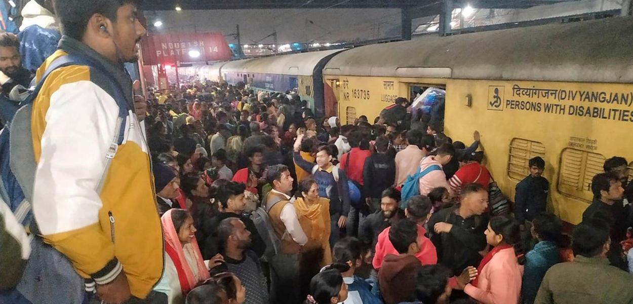 Putnici su se gurali jedni sa drugima da bi se ukrcali u voz za hinduistički festival (Foto: AP)