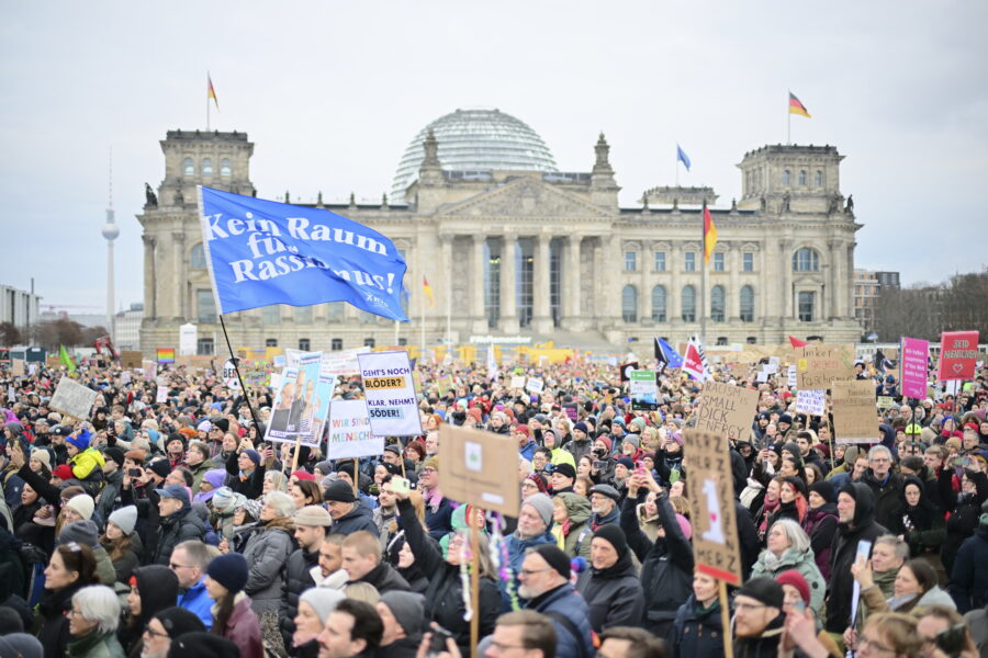 Sa protesta u Berlinu protiv ekstremne desnice (Foto: Sebastian Christoph Gollnow/dpa via AP)