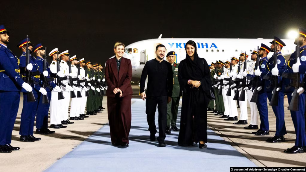 Ukrajinski predsjednik Volodimir Zelenski i supruga Olena (lijevo) stižu u Abu Dabi (Foto: Volodimir Zelenski/X)
