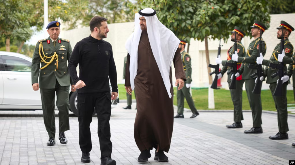 Predsjednik Ujedinjenih Arapskih Emirata šeik Mohamed bin Zajed Al Nahjan sa ukrajinskim predsjednikom Volodimirom Zelenskim u Abu Dabiju 17. februara (Foto: AP)