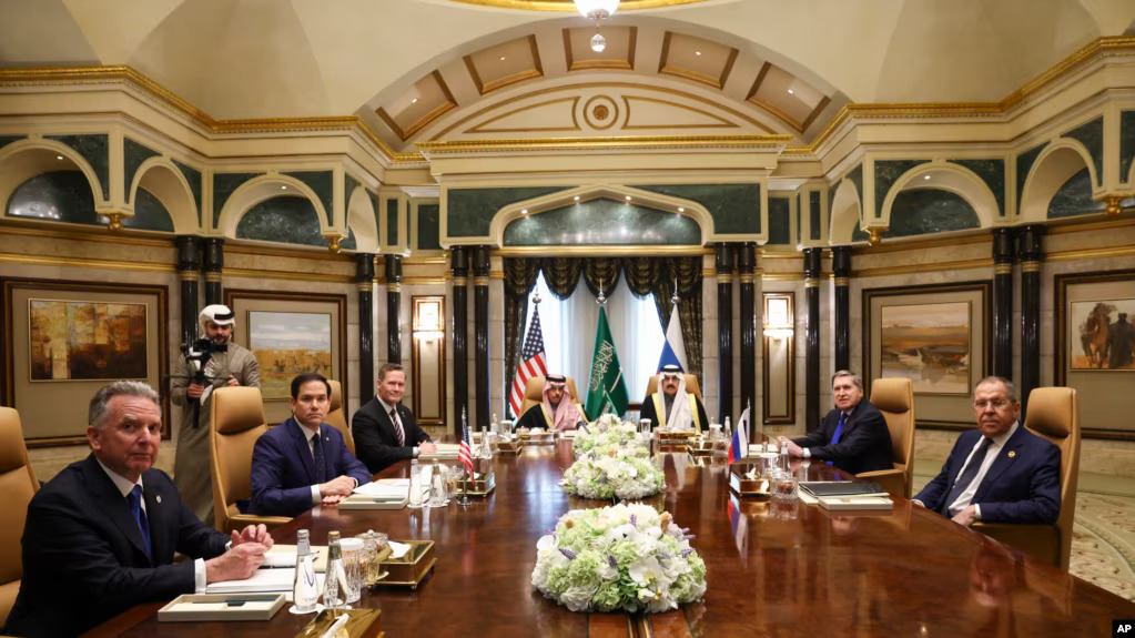 Američki državni sekretar Marko Rubio (drugi lijevo), ruski ministar vanjskih poslova Sergej Lavrov (desno) i drugi američki i ruski zvaničnici na sastanku sa saudijskim izaslanstvom u Rijadu 17. februara 2025. (Foto: AP)
