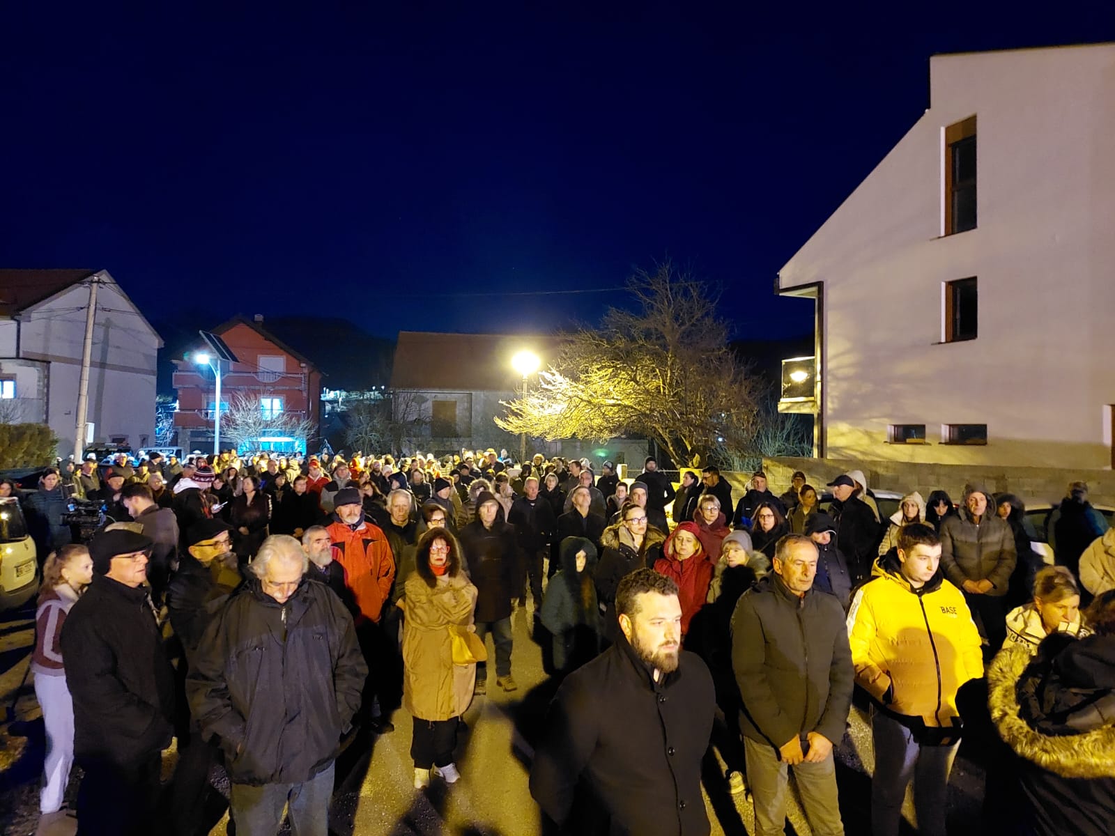 Ispred stanice policije na Ct