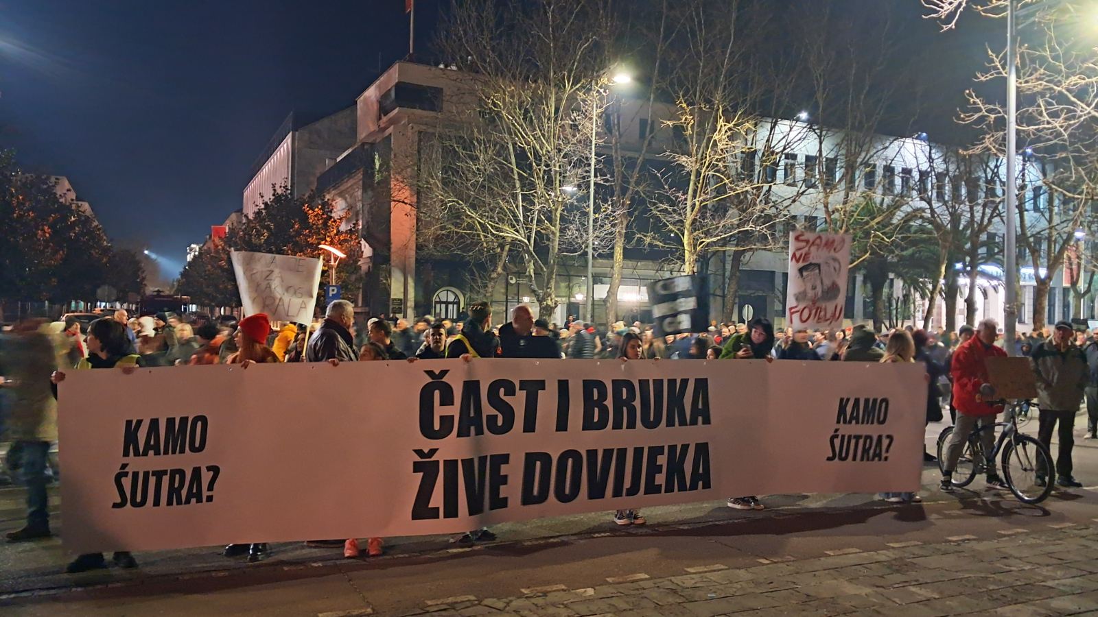 Protest kod spomenika kralju Nikoli