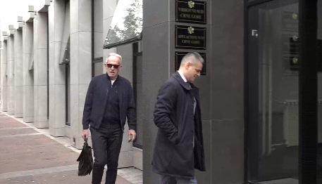 ODBRANA: Advokati Piperović i Jovanović ulaze u zgradu Višeg suda