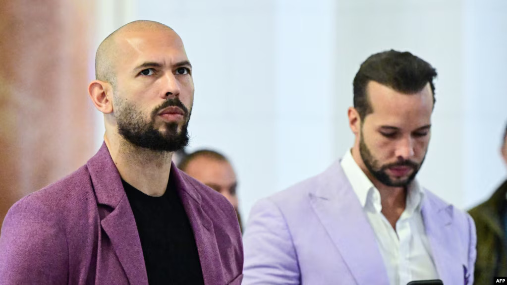 Endru Tejt (lijevo) i njegov brat Tristan Tejt ispred žalbenog suda u Bukureštu 10. decembra (Foto: AFP)