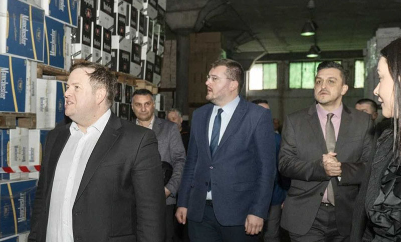 BRITANCI ZAINTERESOVANI DA SE ZAUSTAVI ŠVERC CIGARETA PREKO CRNE GORE: Britanski ministar za Evropu Stiven Dauti krajem januara posjetio Carinsku ispostavu Slobodne zone Luke Bar (Foto: Uprava carina)