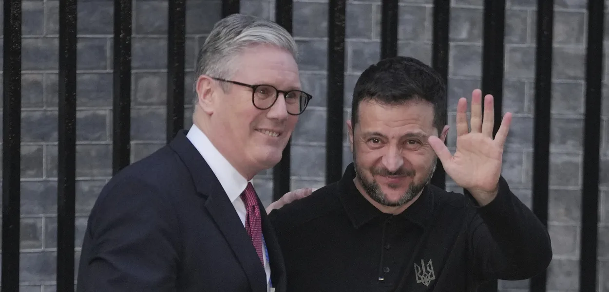 Britanski premijer Kir Starmer sa ukrajinskim predsjednikom Volodimirom Zelenskim u Dauning stritu, London, Engleska, subota, 1. marta 2025. (Foto: AP Photo/Kin Cheung)