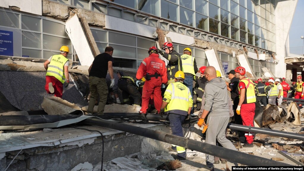 Spasioci pretražuju ruševine na Željezničkoj stanici u Novom Sadu, 1. novembra 2024. (Foto: Ministarstvo unutrašnjih poslova Srbije)