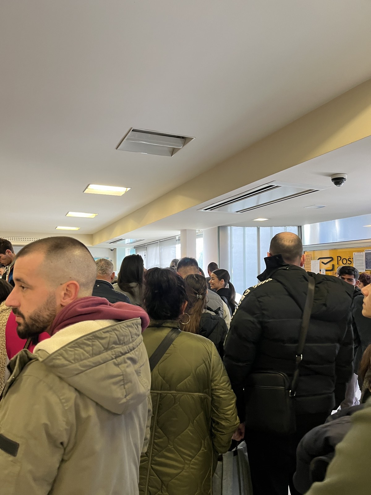 Redovi u MUP-u (Foto: Portal ETV/A.I.)