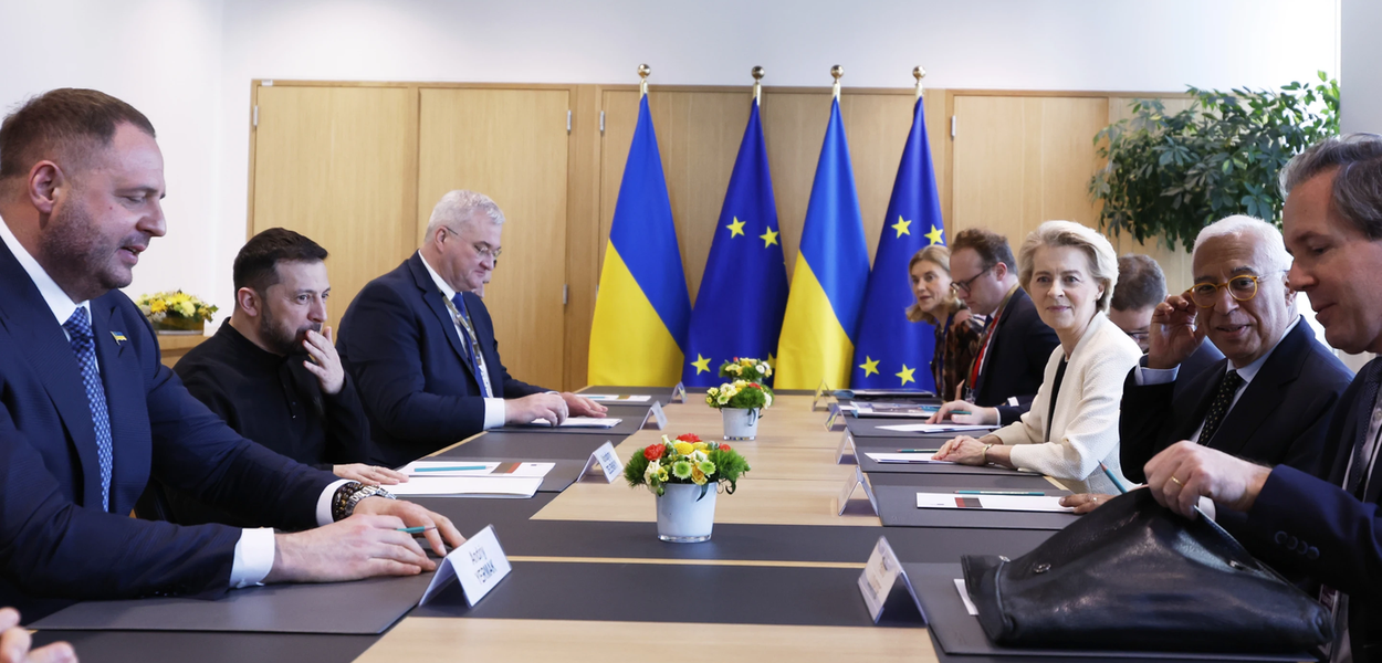 Predsjednik Evropskog savjeta Antonio Kosta, i predsjednica Evropske komisije Ursula fon der Lajen, sastali su se s predsjednikom Ukrajine Volodimirom Zelenskim tokom okruglog stola na samitu EU u Briselu (Foto: AP Photo/Geert Vanden Wijngaert)