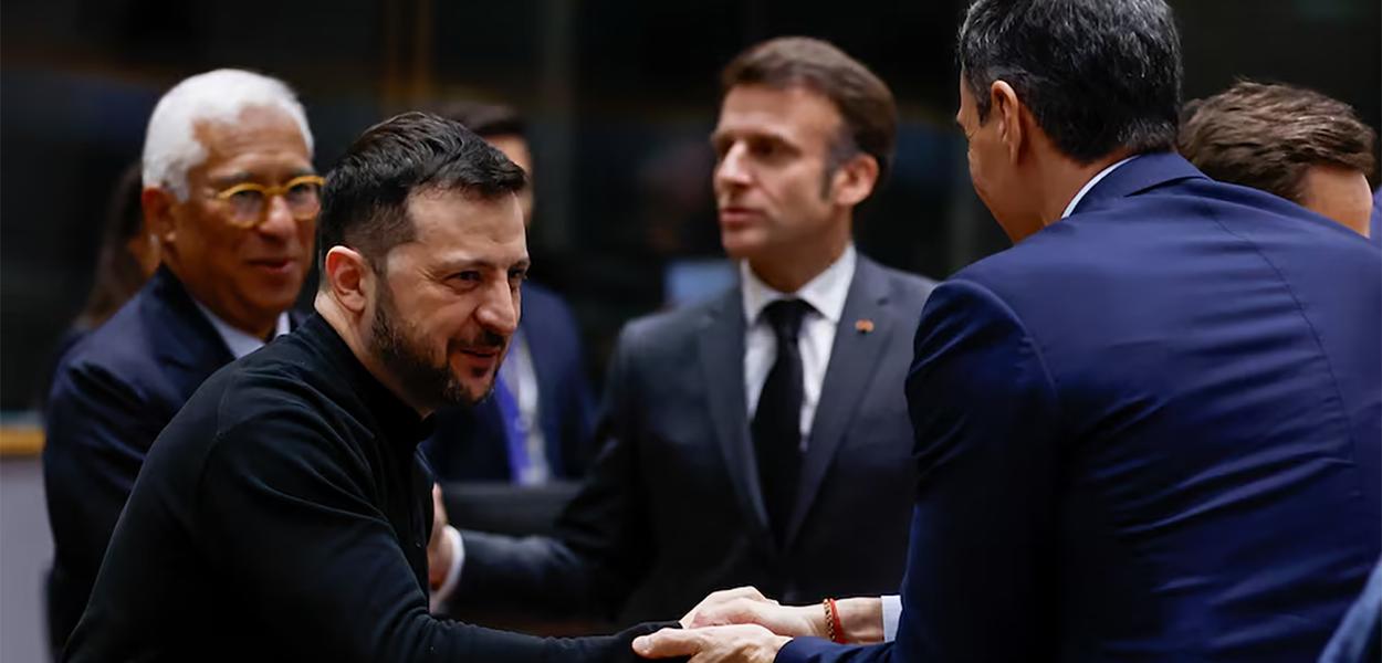 Ukrajinski predsjednik Volodimir Zelenski rukuje se sa španskim premijerom Pedrom Sančezom pored predsjednika Evropskog savjeta Antonija Koste i francuskog predsjednika Emanuela Makrona na vanrednom samitu lidera Evropske unije o Ukrajini i evropskoj odbrani, u Briselu, Belgija, 6. marta 2025. (Foto: REUTERS/Christian Hartmann)