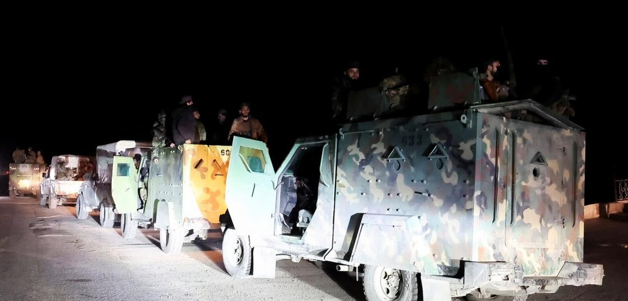 Sirijske snage na putu ka Latakiji, 6. mart 2025. (Foto: Reuters)