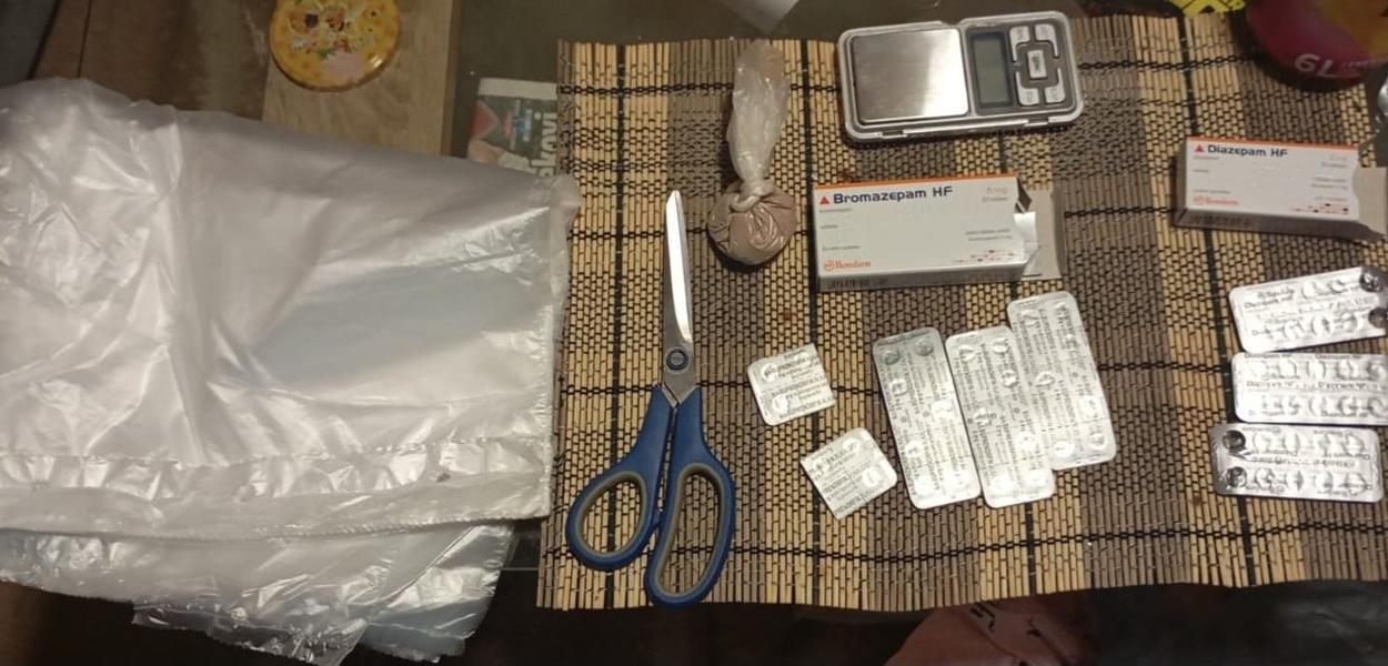 Oduzeta droga i tablete (Foto: Uprava policije)