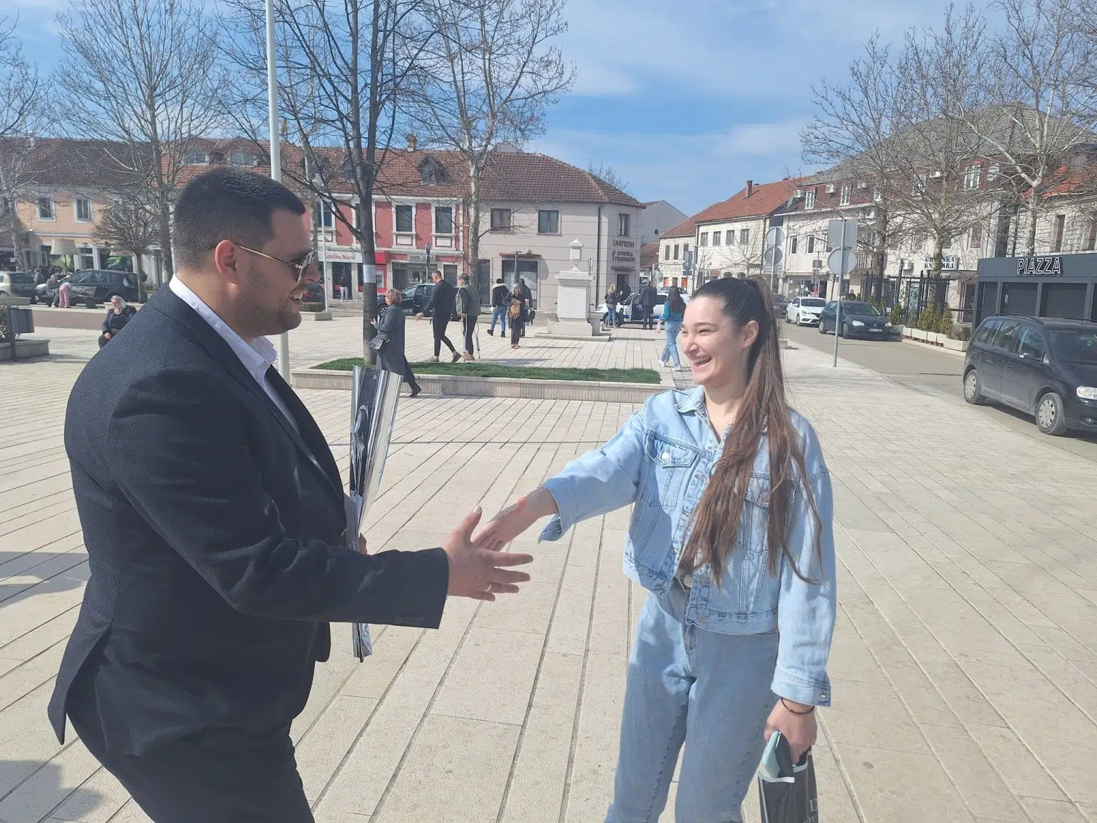 Marko Kovačević dijeli ruže i poklone sugrađankama